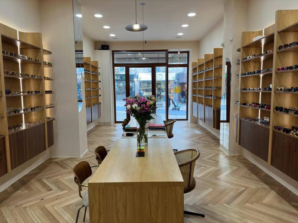 פנים חנות ארז אופטיק בירושלים, מדפי משקפיים מעץ ושולחן להתאמה אישית